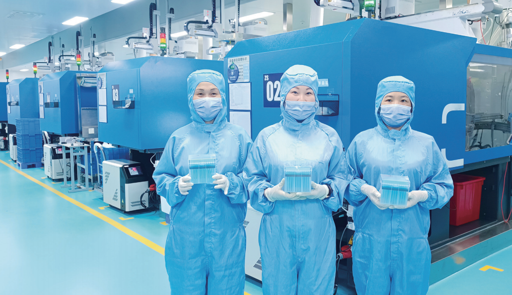 Персонал в чистом помещении с лабораторными расходными материалами